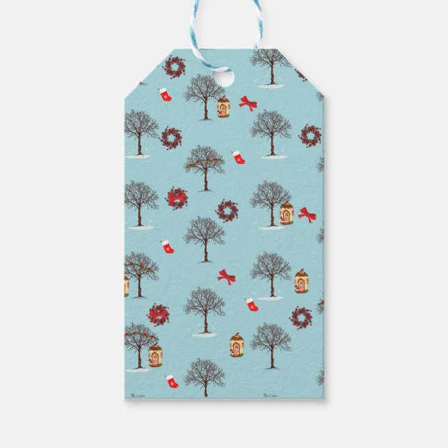 Weihnachtsschmuck und schneebedeckte Bäume Geschenkanhänger (Vorderseite)