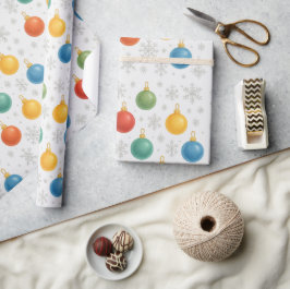 Weihnachtsschmuck und Schneeflocken - Geschenkpapier