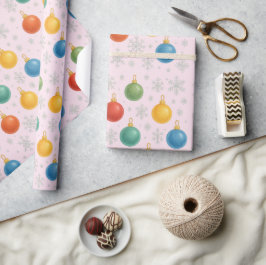 Weihnachtsschmuck und Schneeflocken - Geschenkpapier