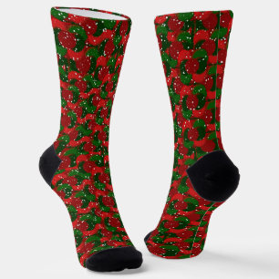 Weihnachtsschnee auf Rot und Grün Socken