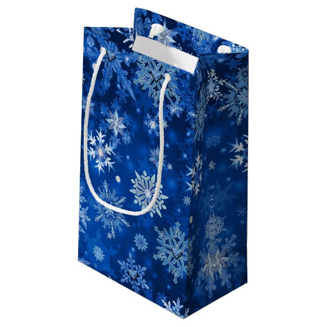 Weihnachtsschneeflocken Blau- und Silbergeschenkta Kleine Geschenktüte (Rückseite Schrägansicht)