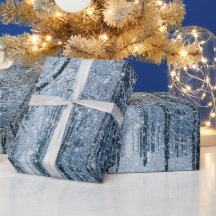 Weihnachtsschneeflocken durch die Bäume, die umhül