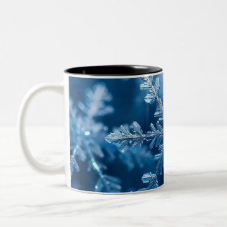 Weihnachtsschneeflocken in blauer Farbe Digitale K Zweifarbige Tasse