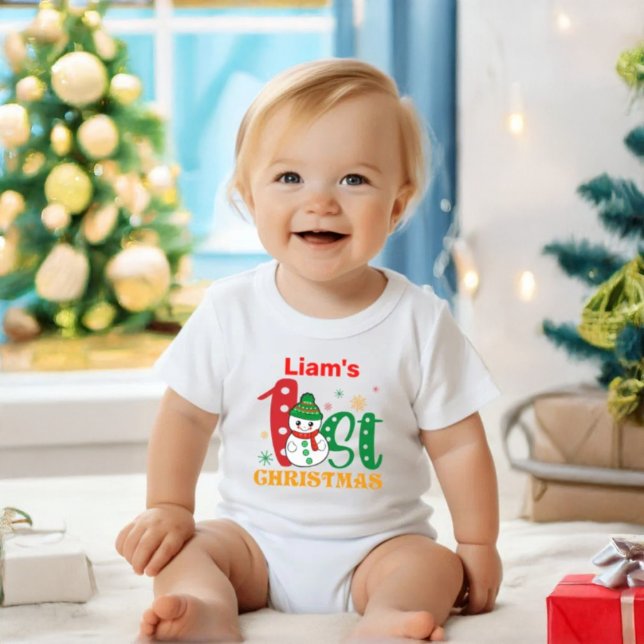 Weihnachtsschneemann mit Babyname Baby T-shirt (Von Creator hochgeladen)