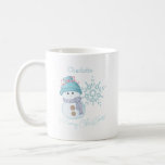 Weihnachtsschneemann Schneeflocke Niedliche Kaffee Kaffeetasse<br><div class="desc">Diese Niedliche Weihnachtsschneemännchen & Schneeflocken-Tasse bringt Sie in den Urlaubssgeist,  wenn Sie Ihren Morgenkaffee trinken. Dieses skurrile Design zeigt einen niedlichen Schneemann mit den Worten Frohe Weihnachten in einem Bürstenskript-Schriftart. Fügen Sie Ihren Namen hinzu,  um die Tasse zu personalisieren.</div>