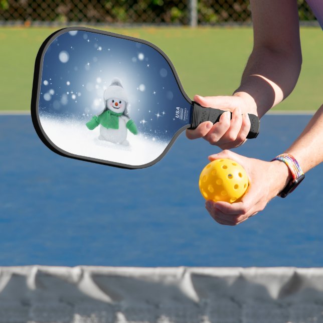 Weihnachtsschneemann SlipperyJoe grüner Schal m Pickleball Schläger (InSitu)