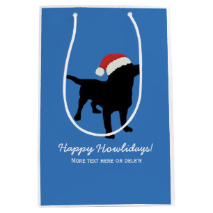 Weihnachtsschwarzer Labrador-Hund, der Mittlere Geschenktüte