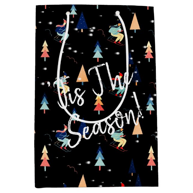 Weihnachtsskifahrer in Schneeflocken auf schwarz-m Mittlere Geschenktüte (Vorderseite)