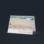 Weihnachtsstrand mit Brandung Feiertagskarte<br><div class="desc">Frohe Weihnachten im Strandsand mit Weihnachtsmannmütze.</div>