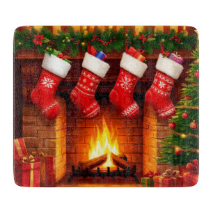Weihnachtsstrümpfe hängen über dem warmen Kamin Schneidebrett