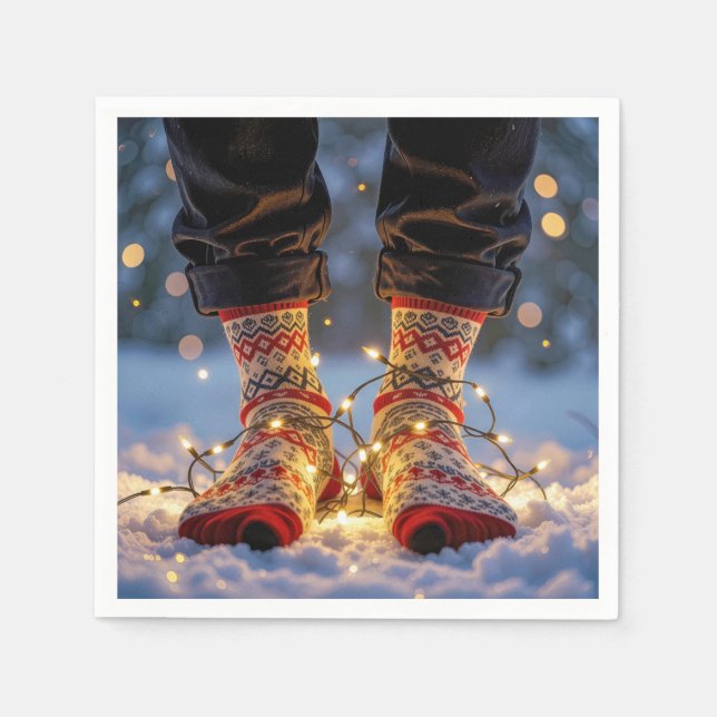 Weihnachtsstrümpfe und Feiertagslichter im Schnee Serviette (Vorderseite)
