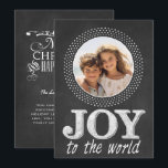 Weihnachtstypografie im Chalkboard Foto Joy World Feiertagskarte<br><div class="desc">Vintages Chalk-Brett mit einem einfachen,  zeitgenössischen Design. SIE KÖNNEN AUCH AUF DER RÜCKSEITE DRUCKEN! Laden Sie Ihre eigenen Bilder hoch,  fügen Sie benutzerdefinierten Text und vieles mehr! KLICKEN SIE AUF DEN LINK,  DER SAGT: KÖNNEN SIE ES VERÄNDERN/verschieben,  die Fotos ändern,  den Schriftart,  Text hinzufügen oder entfernen und mehr!</div>