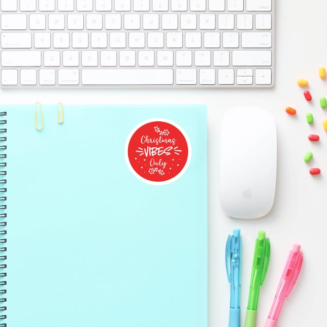 Weihnachtsvibes nur Typografie Red White Runder Aufkleber (Von Creator hochgeladen)