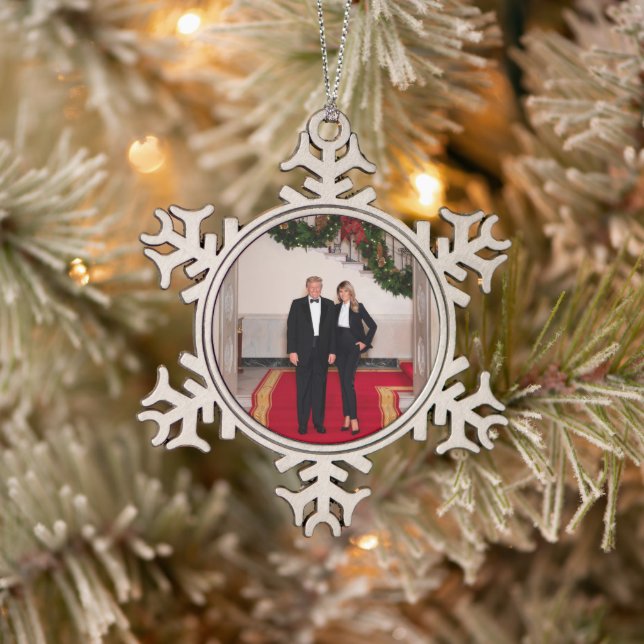 Weihnachtsvorbereitungen von Präsident Donald Trum Schneeflocken Zinn-Ornament (Baum)