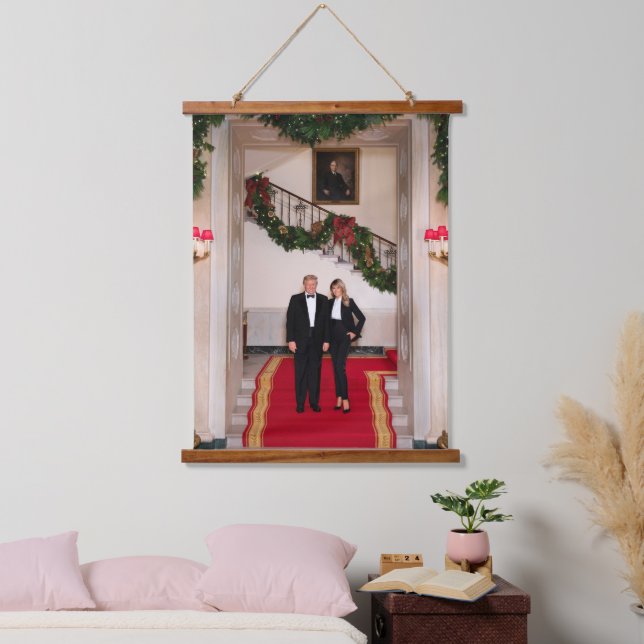 Weihnachtsvorbereitungen von Präsident Donald Trum Wandteppich Mit Holzrahmen (Schlafzimmer)