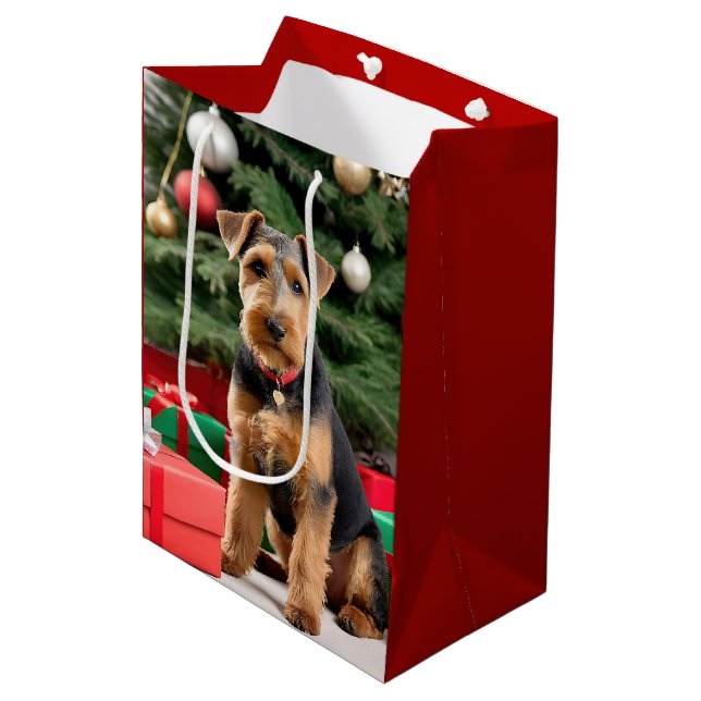 Weihnachtswalisische Terrier am Baum Mittlere Geschenktüte (Vorderseite Schrägansicht)