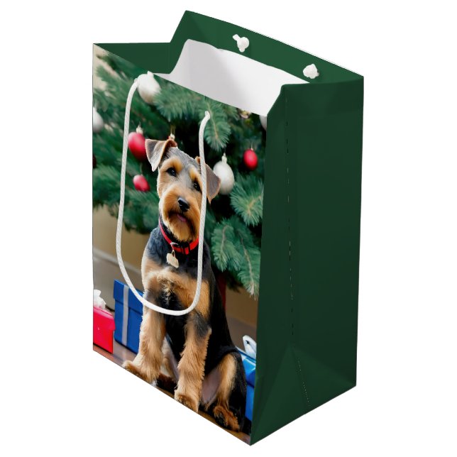 Weihnachtswalisische Terrier am Baum Mittlere Geschenktüte (Vorderseite Schrägansicht)