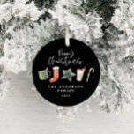 Weihnachtsweihnachtsgetränke Süßkarpfen Keramik Ornament<br><div class="desc">Ein lustiges festliches Design mit Aquarellwinterfavoriten - heiße Schokolade,  Süßkarree,  Strumpf. Frohe Weihnachten in zeitgenössischem Drehbuch-Schriftart,  perfekt,  um die Ferienzeit zu feiern. Das Ornament kann als Teil einer Sammlung bearbeitet werden.</div>
