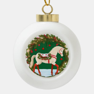 Weihnachtsweißes Pferd mit festlichem Kranz Keramik Kugel-Ornament
