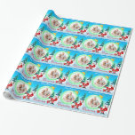 Weihnachtswrackpapier für personalisiertes Foto Geschenkpapier<br><div class="desc">Dieses festliche und lustige skurrile Weihnachtsschmuckpapier aus dem Foto hat einen grün- und goldgelben, runden Glasschmuck-Rahmen für Sie, um Ihre eigene digitale Familie Foto hinzuzufügen. Das Ornament befindet sich auf einer Winterlandschaft mit immergrünen Bäumen und schneebedeckten Hügeln. Es gibt auch eine Geste des Weihnachtsmannes zum Foto und ein Geschenk mit...</div>