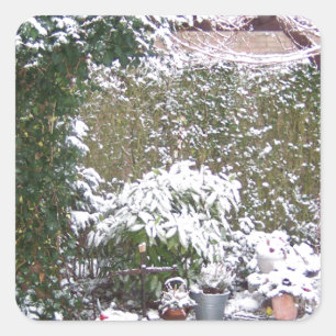 Weihnachtszeit, Schnee im Garten Quadratischer Aufkleber