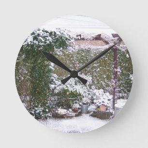 Weihnachtszeit, Schnee im Garten Runde Wanduhr