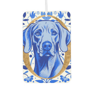 Weimaraner, der durch den Buchstaben "O" in Gold s Autolufterfrischer