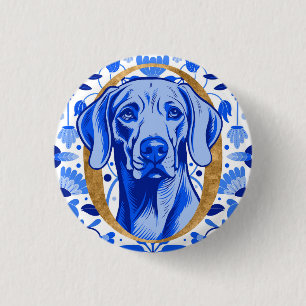 Weimaraner, der durch den Buchstaben "O" in Gold s Button