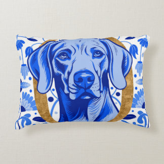 Weimaraner, der durch den Buchstaben "O" in Gold s Dekokissen