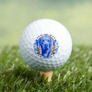 Weimaraner, der durch den Buchstaben "O" in Gold s Golfball