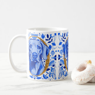 Weimaraner, der durch den Buchstaben "O" in Gold s Kaffeetasse