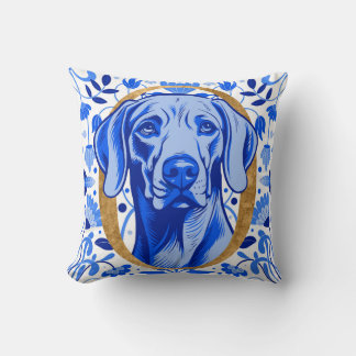 Weimaraner, der durch den Buchstaben "O" in Gold s Kissen