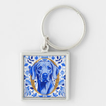 Weimaraner, der durch den Buchstaben "O" in Gold s