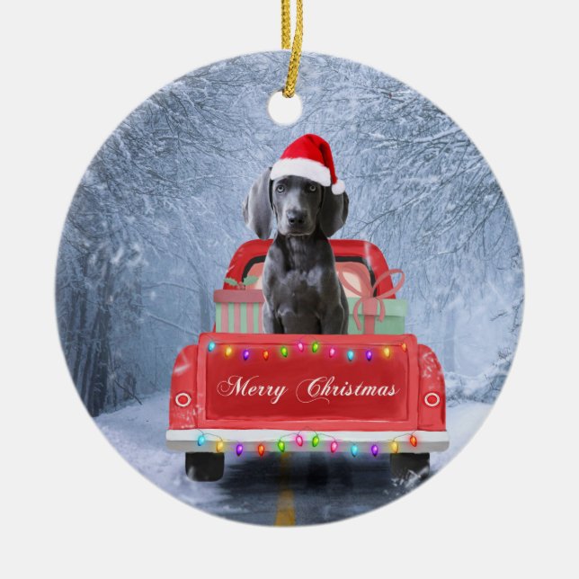 Weimaraner Hund im Schnee sitzend im Weihnachtswag Keramik Ornament (Vorne)