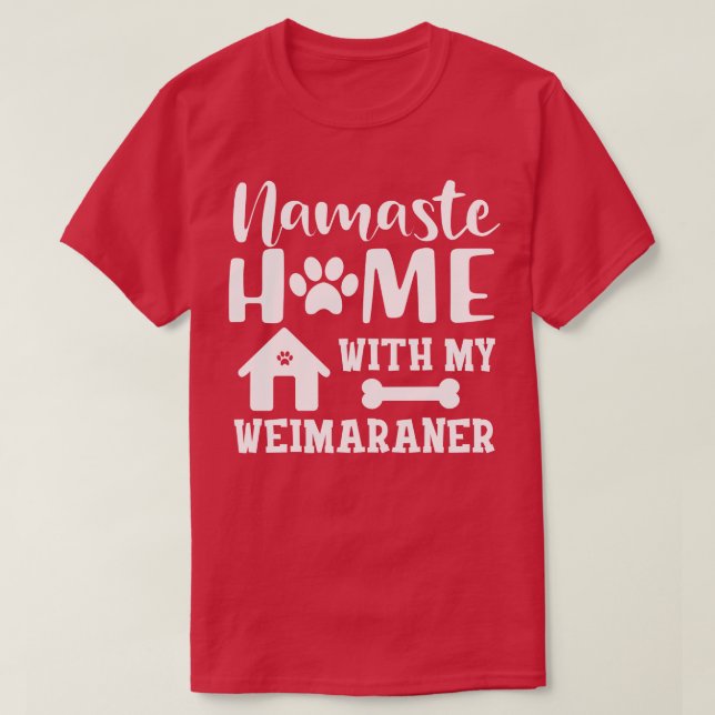 Weimaraner Hund Namaste Zuhause mit meinem Wehrmar T-Shirt (Design vorne)