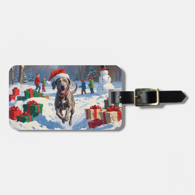 Weimaraner läuft im Schnee mit Weihnachtshut Gepäckanhänger (Vorderseite horizontal)