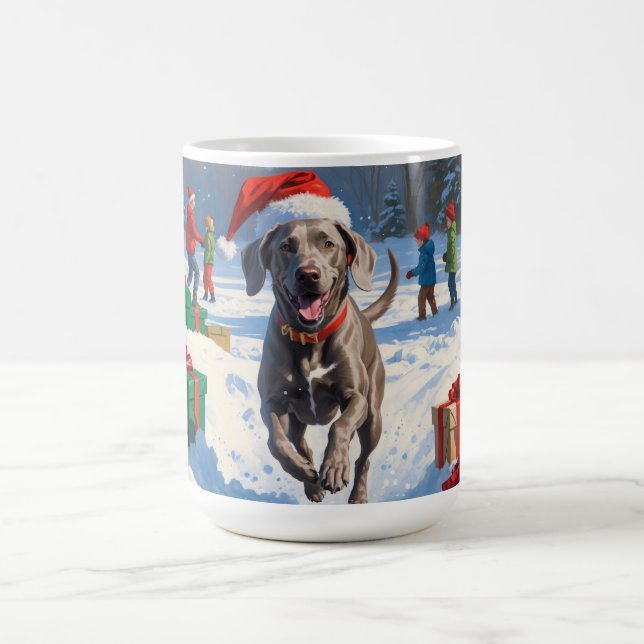Weimaraner läuft im Schnee mit Weihnachtshut Kaffeetasse (Mittel)