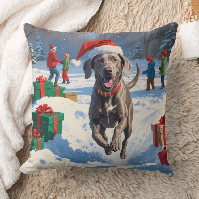 Weimaraner läuft im Schnee mit Weihnachtshut Kissen (Decke)