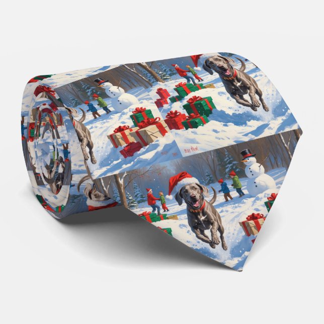 Weimaraner läuft im Schnee mit Weihnachtshut Krawatte (Gerollt)