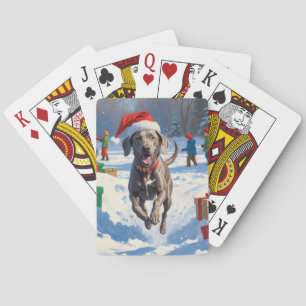 Weimaraner läuft im Schnee mit Weihnachtshut Spielkarten