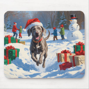 Weimaraner läuft im Schnee mit Weihnachtsmütze Mousepad