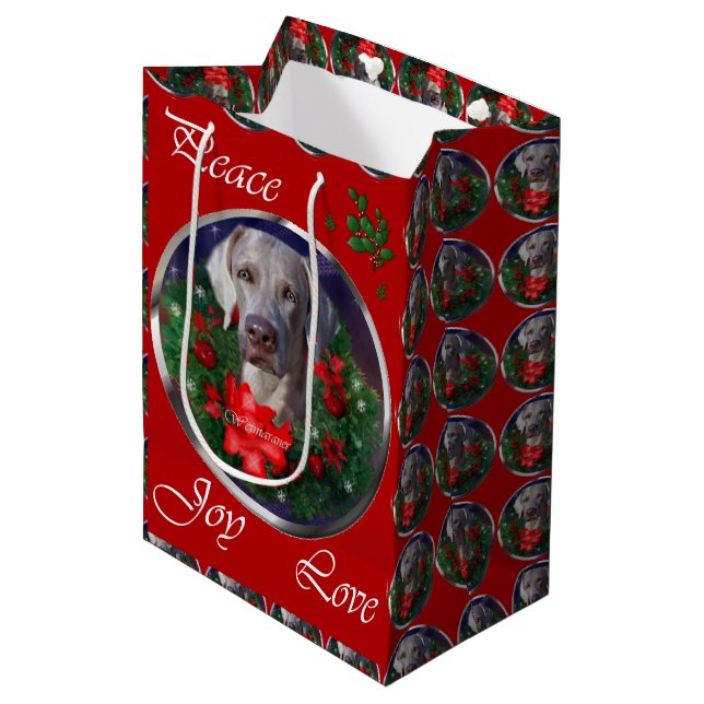 Weimaraner liebt Weihnachten Mittlere Geschenktüte (Vorderseite Schrägansicht)