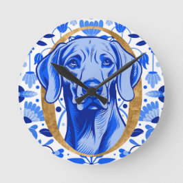 Weimaraner peering thru the letter "O" in Gold Runde Wanduhr