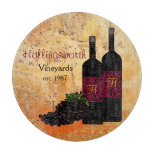 Wein-Flaschen und Trauben mit Monogramm Schneidebrett