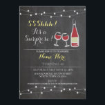 Wein Geburtstagsparty Chalk Rotes Glas JAHR ALTER  Einladung<br><div class="desc">Rustikales Chalkboard Surprise Party lädt mit Weinflasche,  Gläsern und Saitenleuchten ein. Perfekt für jedes Alter Geburtstagsparty. ÄNDERN SIE DEN TEXT EINFACH,  UM IHR PARTY . Rückdruck im Lieferumfang enthalten</div>