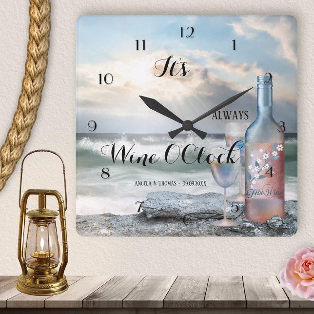 Wein OClock Romantic Beach Clock Quadratische Wanduhr (It's always Wine O'Clock - wall clock featuring a painting of a wine bottle with glass at the beach)