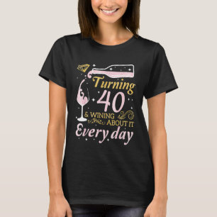 Wein trinken, der 40 Jahre alt ist und darüber wei T-Shirt