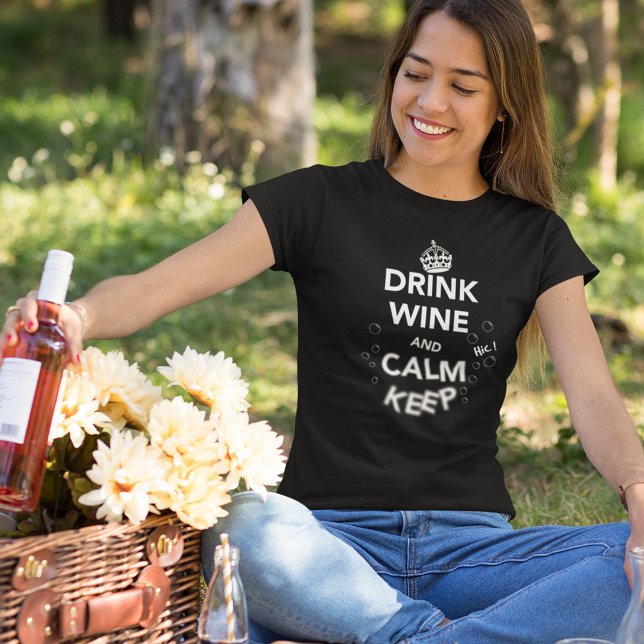 Wein trinken und Ruhe Behalten T-Shirt (Von Creator hochgeladen)