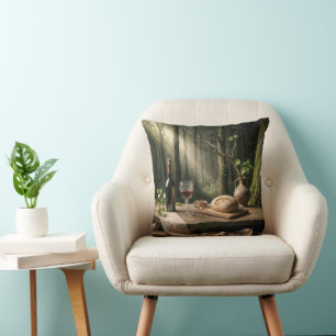 Wein- und Brotlaib auf einem Waldtisch Kissen