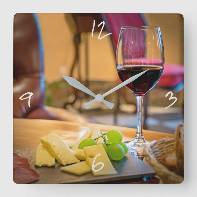 Wein und Käse Stillleben Moderne Fotografie Quadratische Wanduhr (Vorderseite)
